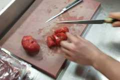 8.-Reka-krojaca-pomidora.